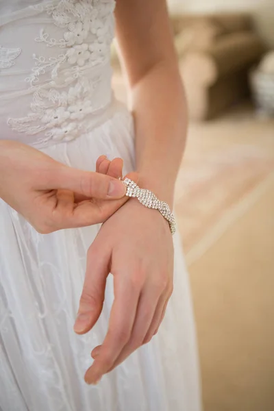 Braut trägt Armband im Stehen zu Hause — Stockfoto