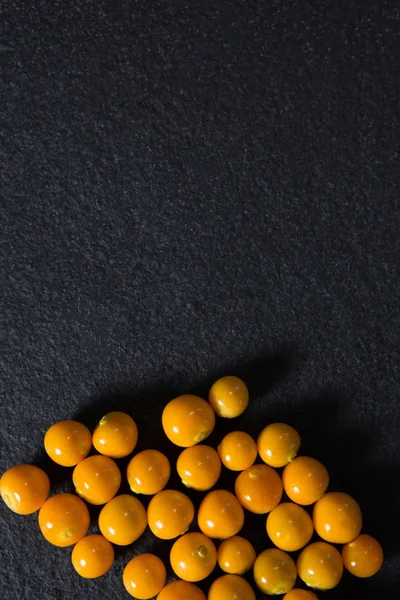 Золотые ягоды на черном фоне — стоковое фото