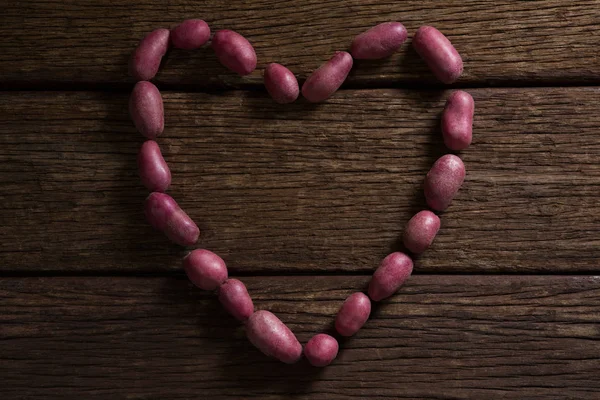 Batatas doces formando uma forma de coração — Fotografia de Stock