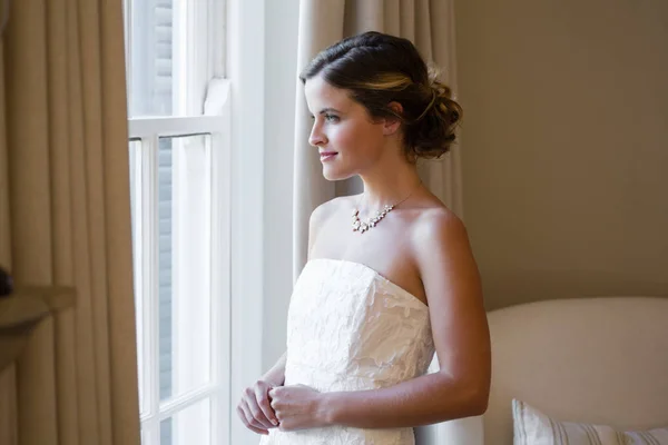 Promyšlené nevěsty při pohledu přes okno — Stock fotografie