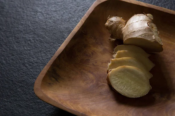 Sliced ginger on wooden tray — Stock Photo, Image