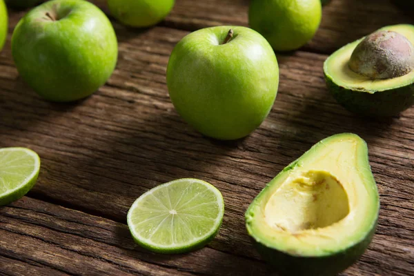 Fetta di limone, avocado e mela verde — Foto Stock