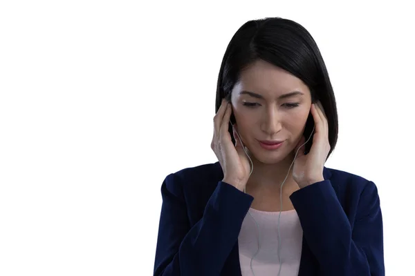 Empresaria escuchando música en auriculares — Foto de Stock