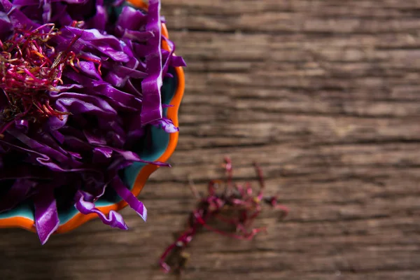 Нарезанная фиолетовая капуста в миске — стоковое фото