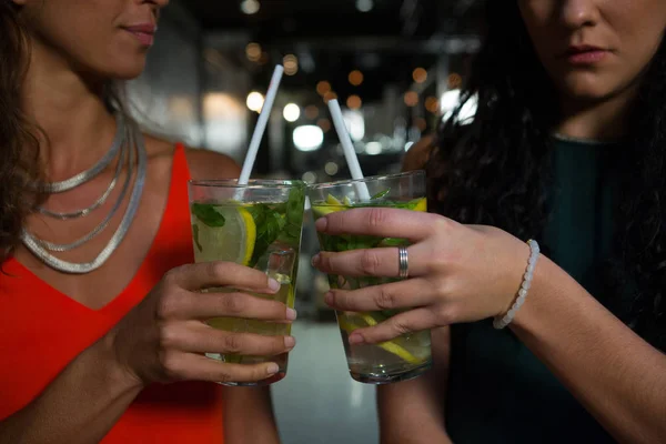Vänner rosta alkoholfria drinkar — Stockfoto