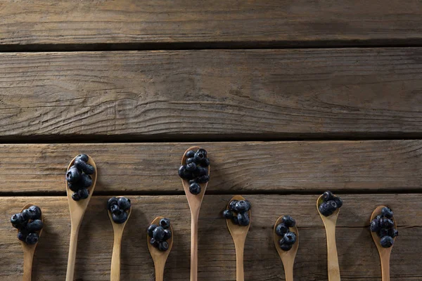 Arándanos en cuchara de madera — Foto de Stock