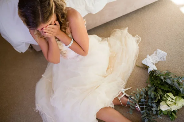 Menyasszony, esküvői ruha sírás — Stock Fotó