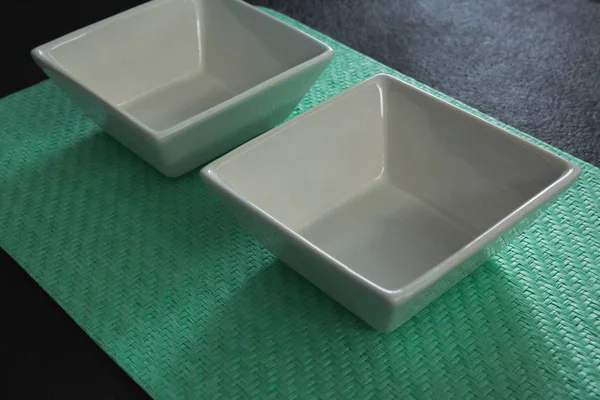 장소 매트에 두 개의 흰색 그릇 — 스톡 사진