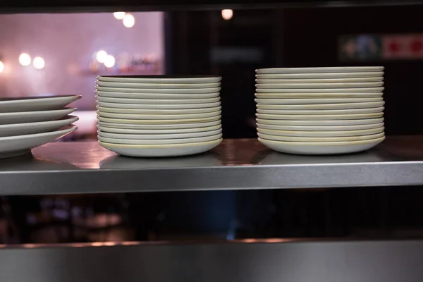 Stack of plates arranged on shelf — Stock Photo, Image