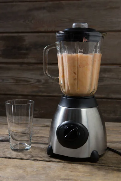 Juice being grind in juicer — Stock Photo, Image