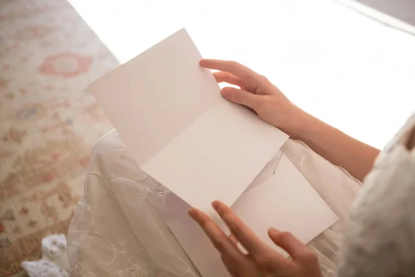 Bride reading wedding card — Stock Photo, Image