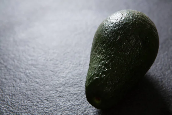Avocado op houten tafel — Stockfoto