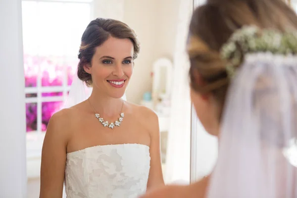 Braut blickt in Spiegel im Zimmer — Stockfoto