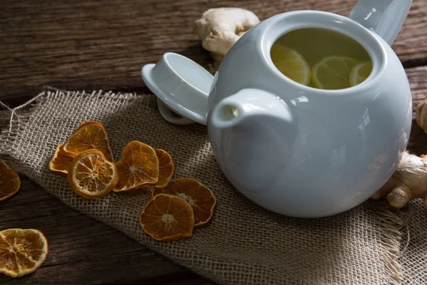 Zitronenscheibe in Teekanne mit Ingwer — Stockfoto