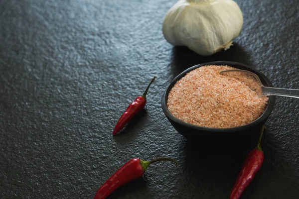 Fokhagyma, piros chili paprika és só — Stock Fotó