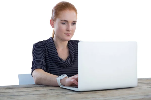 Femme d'affaires utilisant un ordinateur portable à la table — Photo