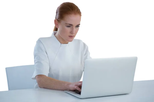 Bizneswoman za pomocą laptopa — Zdjęcie stockowe