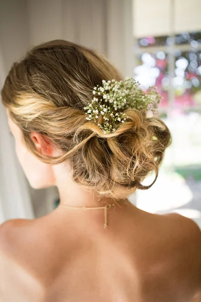 Braut blonde Haare mit Blumen — Stockfoto