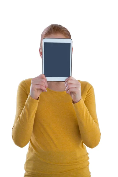 Mujer de negocios sosteniendo la tableta delante de la cara — Foto de Stock