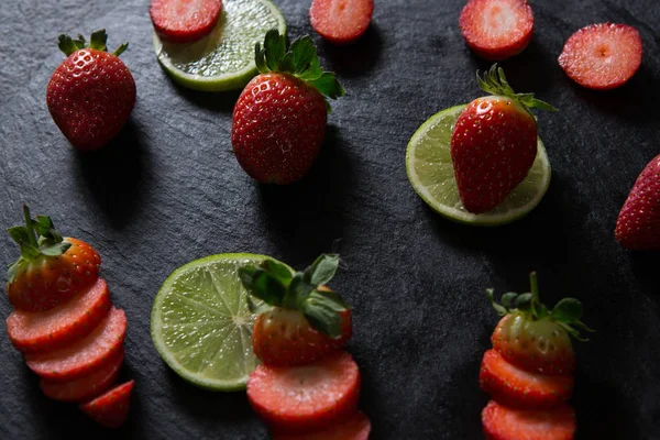 Skivade jordgubbar och citron på bricka — Stockfoto