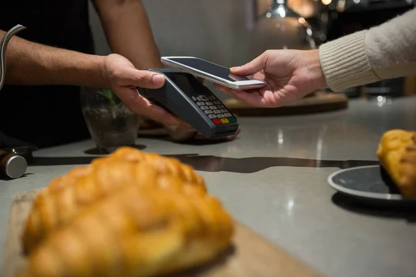 Femme payer sa facture via smartphone — Photo