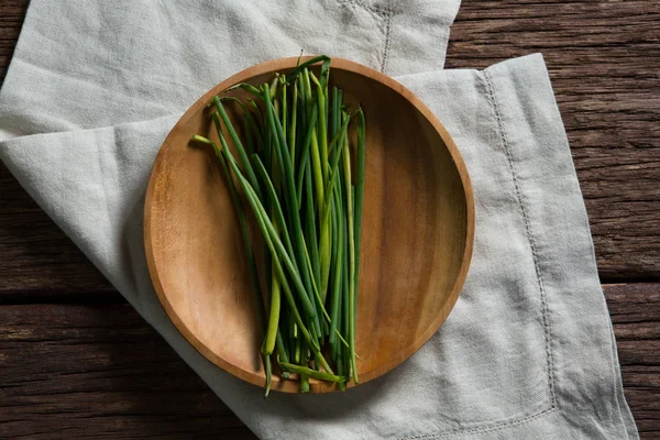 Taze sarımsak chives plaka — Stok fotoğraf