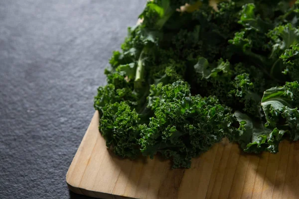 Mosterd greens op hakken bestuur — Stockfoto