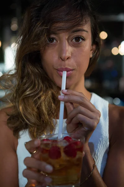 Hermosa mujer bebiendo —  Fotos de Stock