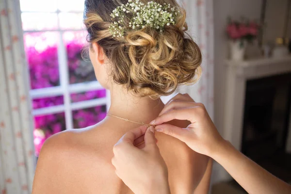 Bridesmaid fastening bride chain — Stock Photo, Image