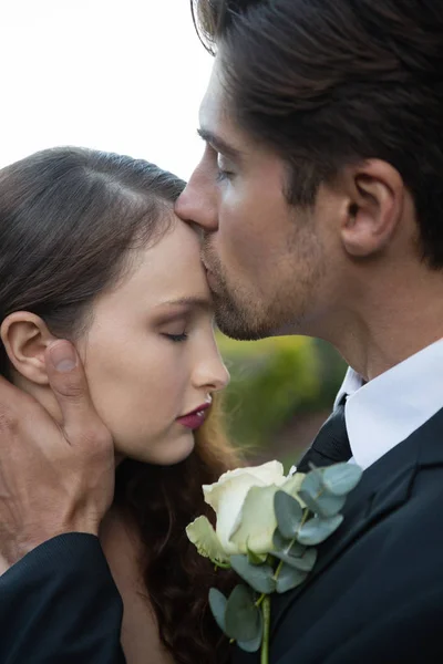 Groom beijos na testa da noiva — Fotografia de Stock