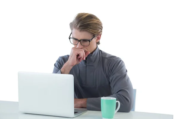 Affärsman som använder bärbar dator vid bord — Stockfoto