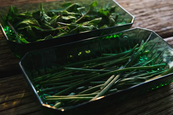Cebolletas y hierbas en un tazón —  Fotos de Stock