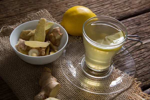 Schüssel Ingwer in Scheiben geschnitten mit Zitronentee — Stockfoto