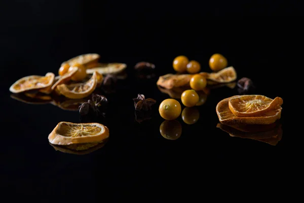 Słodka cytryna i cape gooseberry — Zdjęcie stockowe