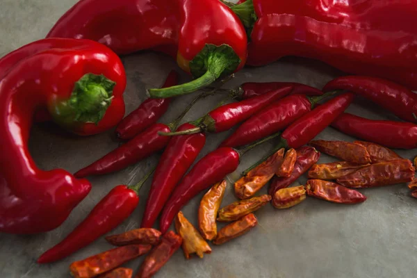Røde Chiliser, tørket rød chili pepper og capsicum – stockfoto