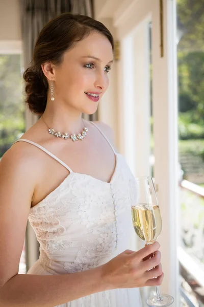 Mariée tenant champagne — Photo