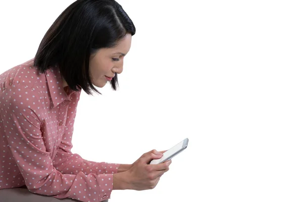 Ejecutiva femenina usando teléfono móvil — Foto de Stock