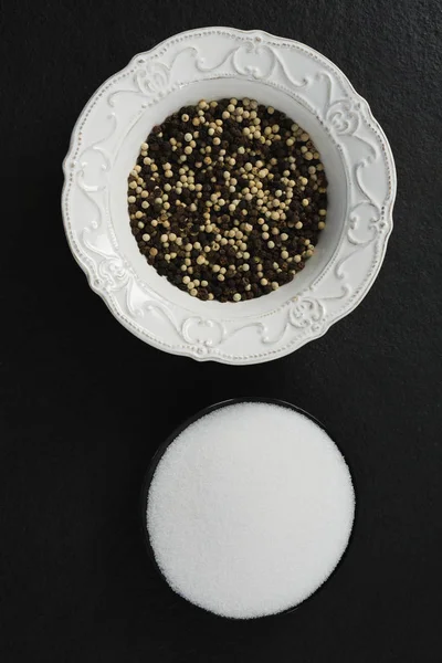 Pimienta negra, pimienta blanca y sal en un tazón — Foto de Stock