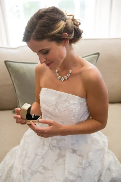 Nevěsty vyhlížející snubní prsten — Stock fotografie