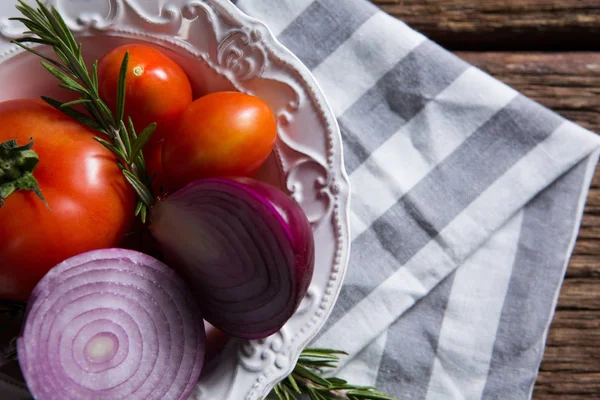 Taze soğan domates ve biberiye kase — Stok fotoğraf
