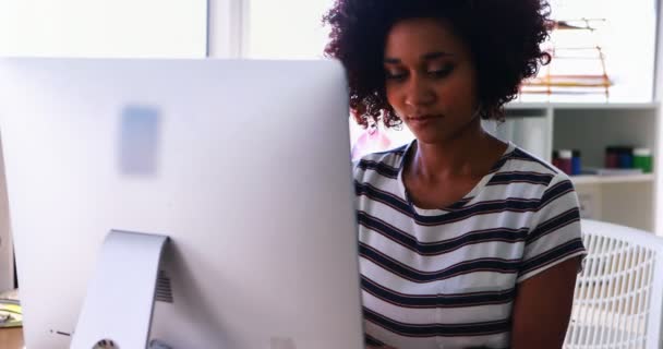 Виконавчий, використовуючи персональний комп'ютер на її столі — стокове відео