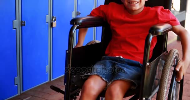 Школьник-инвалид, сидящий на инвалидной коляске — стоковое видео