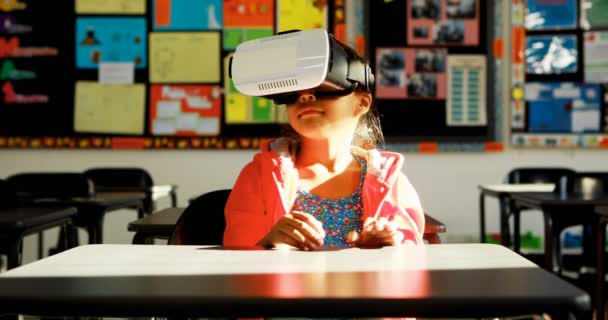 Liseli kızlar sınıfta sanal gerçeklik kulaklık kullanarak — Stok video