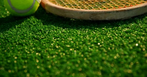 Pelota de tenis y raqueta en pista de tenis — Vídeos de Stock