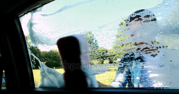 Niño lavando un coche — Vídeo de stock