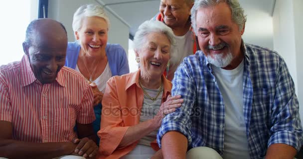 Happy senior vrienden hebben van pret terwijl het gebruiken van laptop — Stockvideo