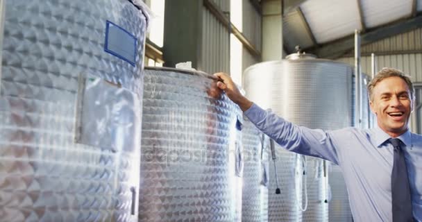 Retrato del gerente de pie en la fábrica de aceite — Vídeos de Stock