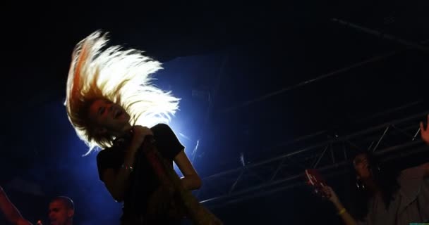 Sångaren utför på scenen på en konsert — Stockvideo
