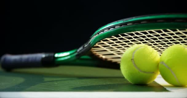 Raqueta y pelotas de tenis sobre hierba — Vídeos de Stock