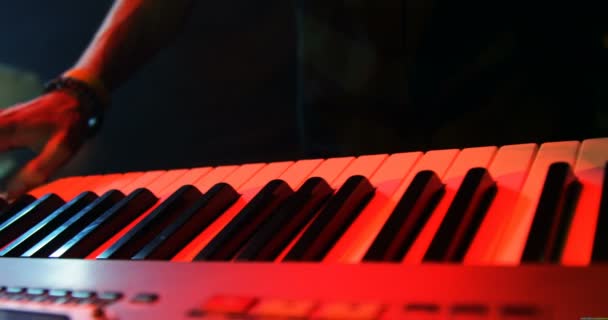 Μουσικός παίζοντας ηλεκτρικό πιάνο — Αρχείο Βίντεο